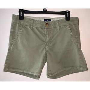 American Eagle | Women’s Green Mid Rise Midi Stretch Shorts Size 6
